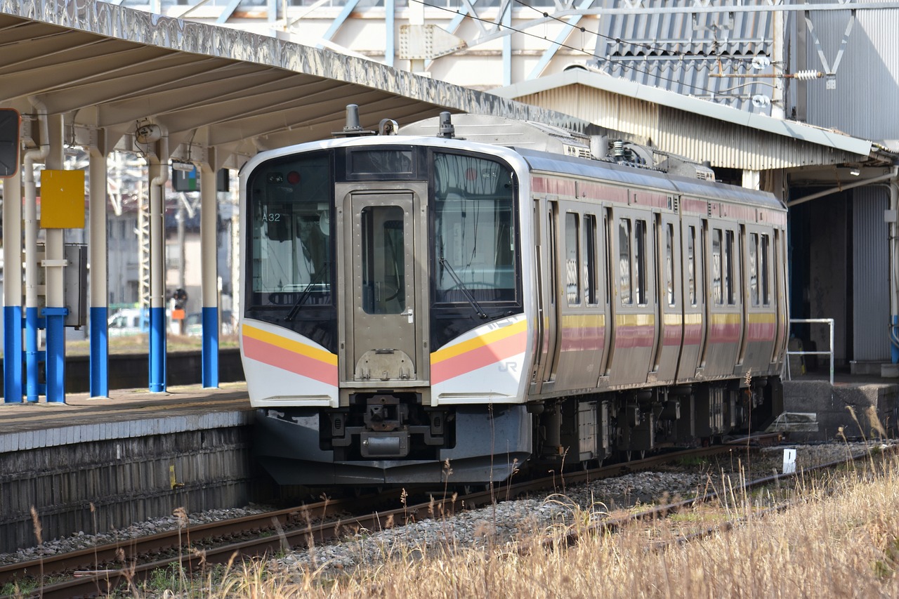 日本一新干线列车高速行驶途中两节车厢分离